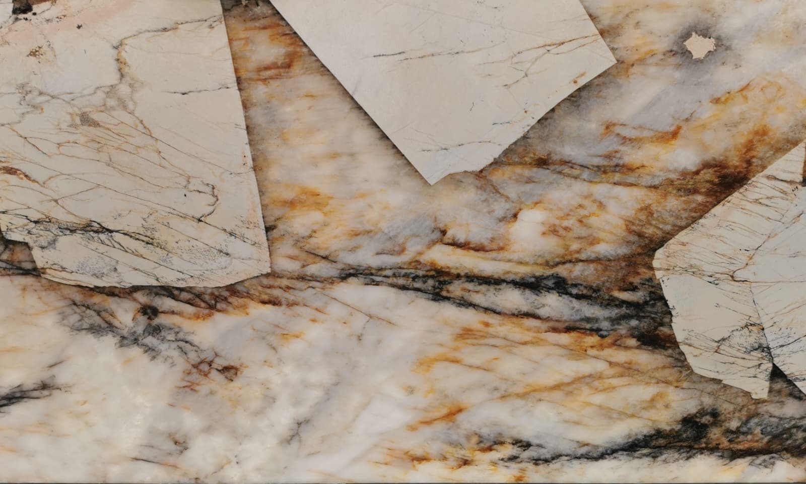 Quarzit-Detail — helle Adern und warme Erdtöne