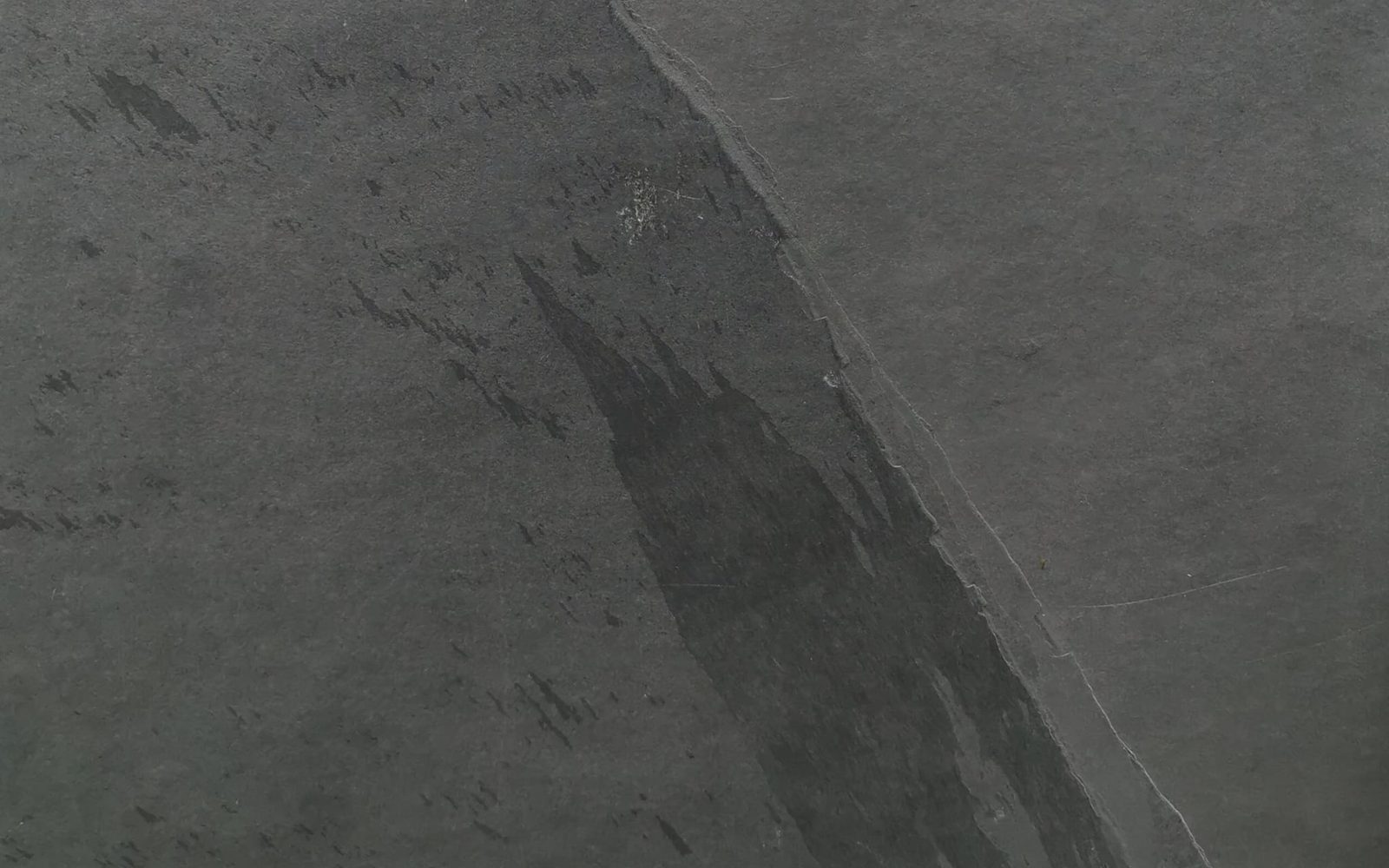 Schiefer-Detail — natürliche Spaltstruktur in Anthrazit