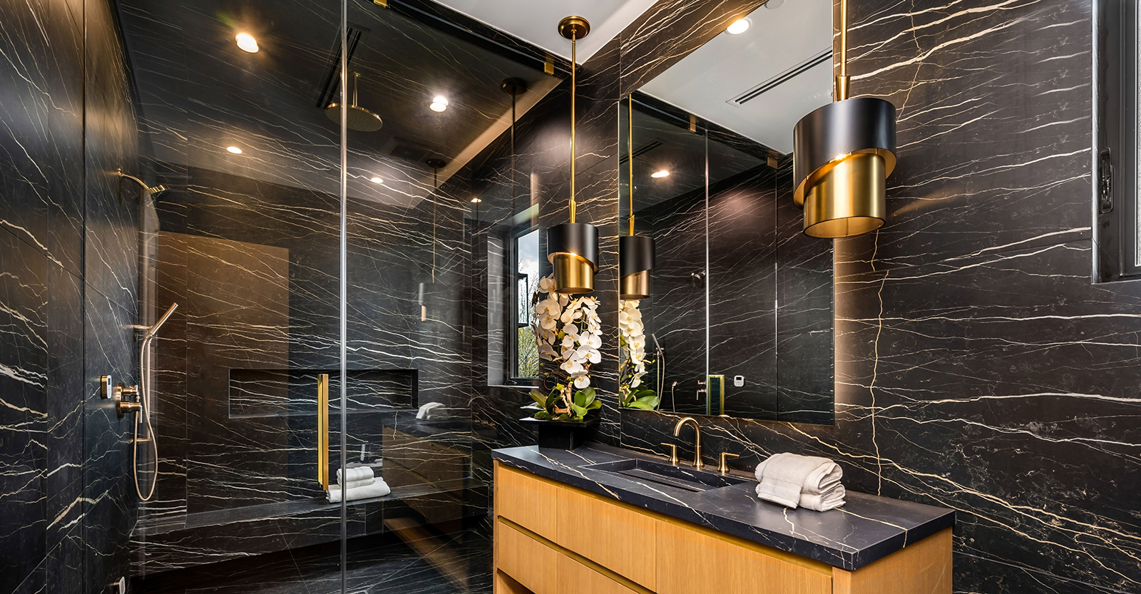 Luxuriöses Badezimmer mit dunklem Marmor