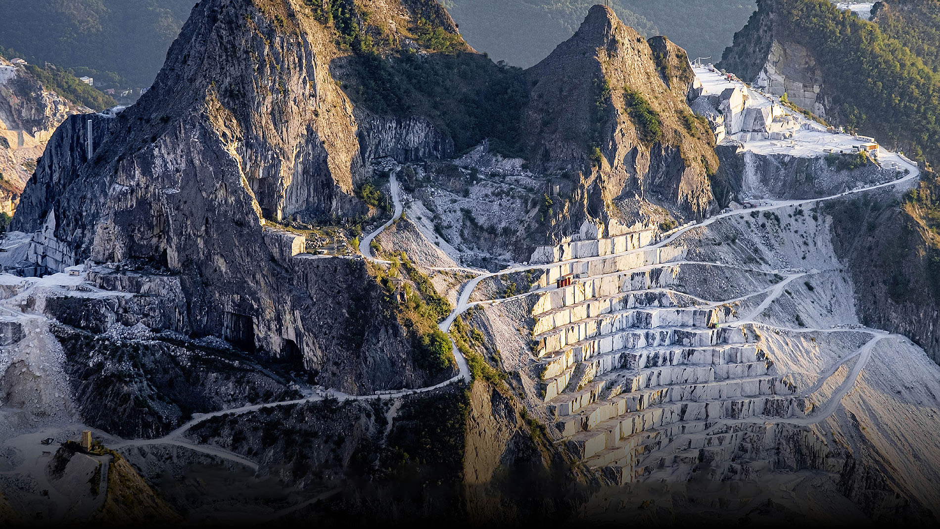 Carrara Marmor Steinbruch mit geschnittenen Blöcken in terrassenförmiger Anordnung