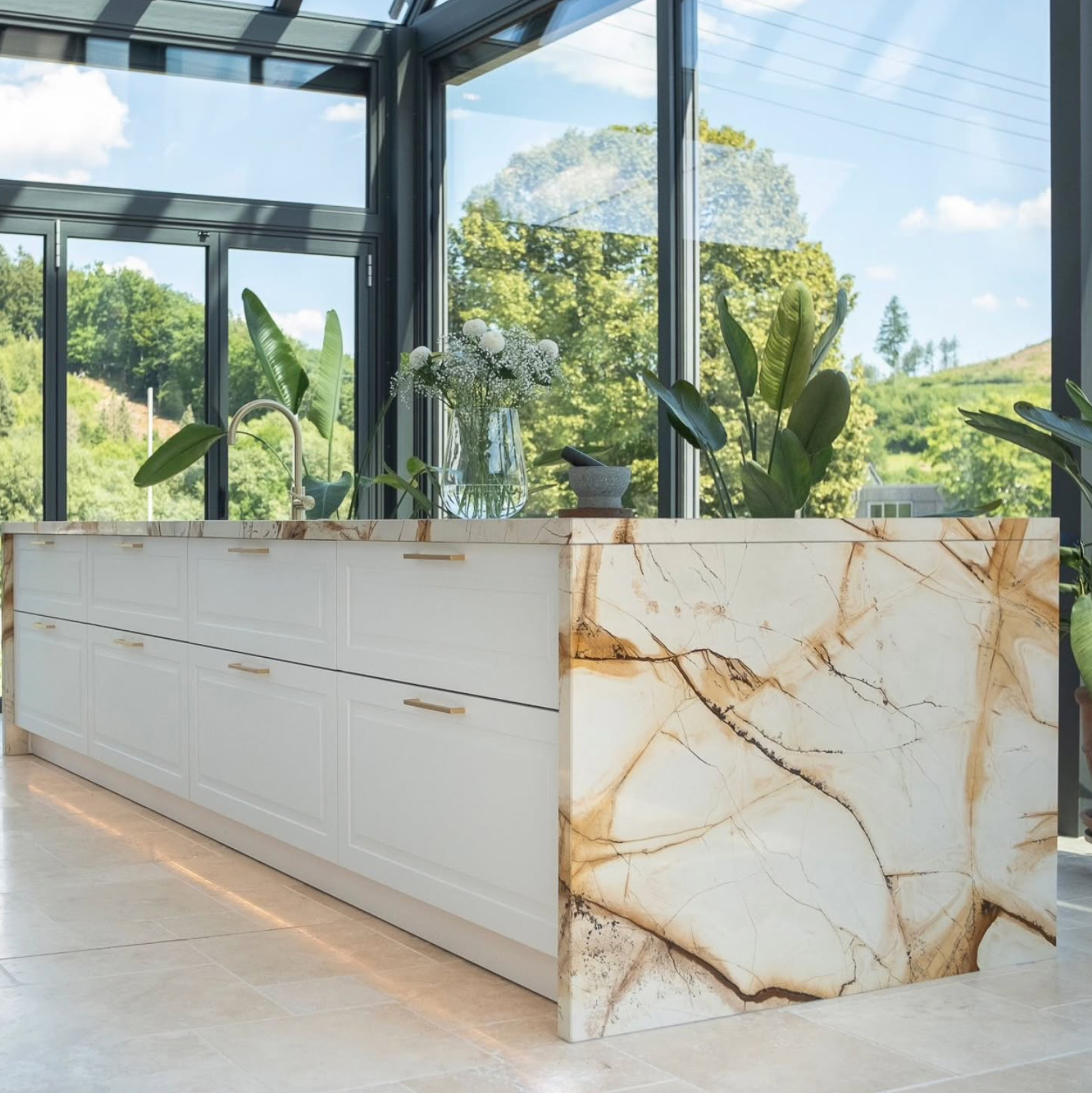 Naturstein Kücheninsel aus Onyx mit goldener Maserung