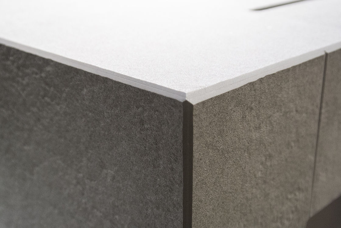 Laminam Pietra di Savoia Grigia Sonderprojekt — Seitenansicht