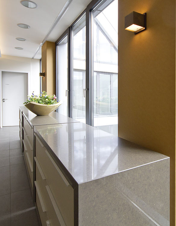 Caesarstone 4350 Mink Sonderprojekt — Seitenansicht