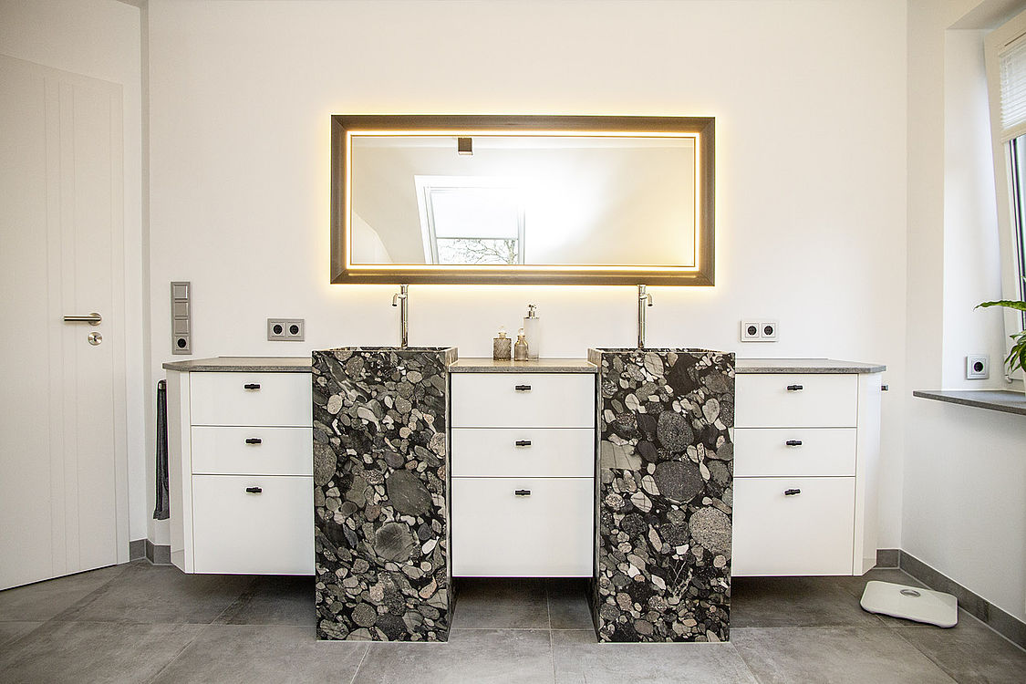 Nero Marinace / Caesarstone 4033 Rugged Concrete Badezimmer — Detail