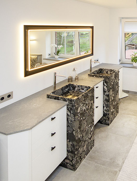 Nero Marinace / Caesarstone 4033 Rugged Concrete Badezimmer — Perspektive