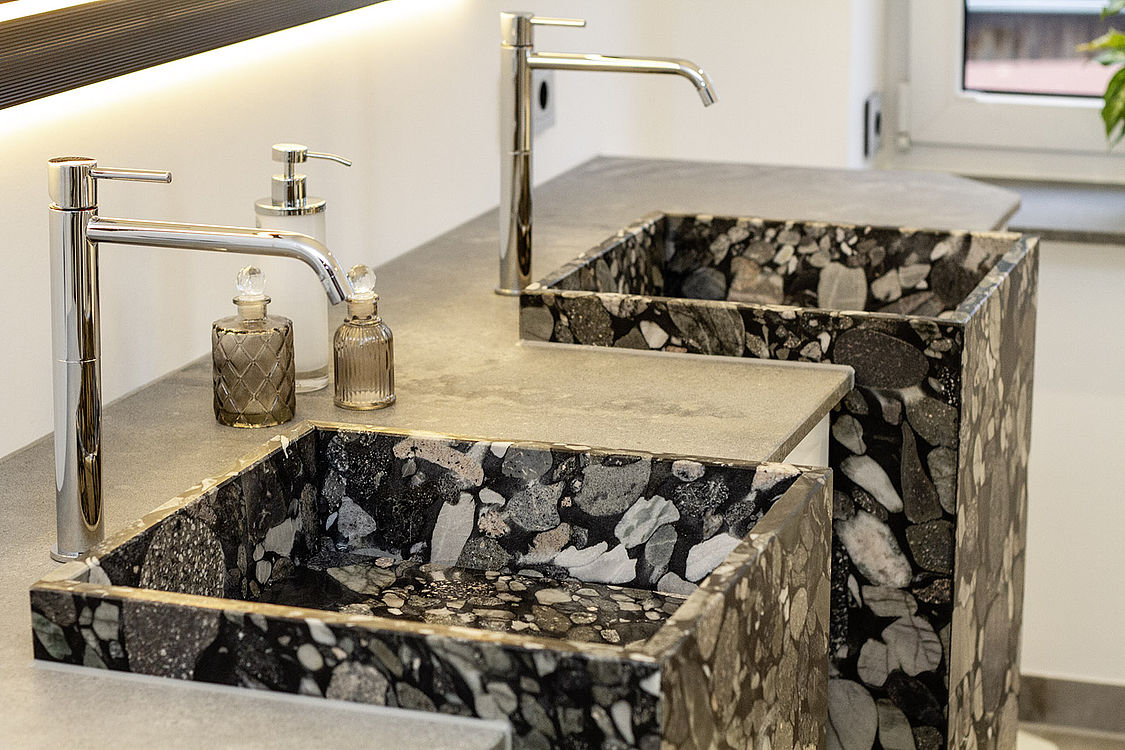 Nero Marinace / Caesarstone 4033 Rugged Concrete Badezimmer — Nahaufnahme