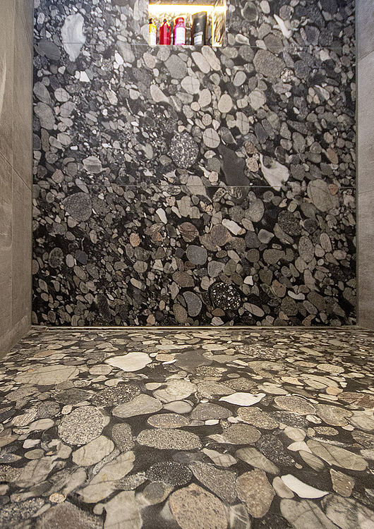 Nero Marinace / Caesarstone 4033 Rugged Concrete Badezimmer — Seitenansicht