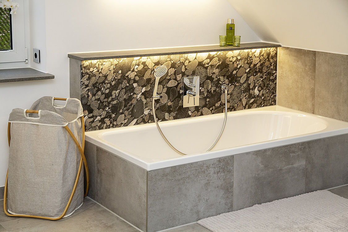 Nero Marinace / Caesarstone 4033 Rugged Concrete Badezimmer — Raumansicht