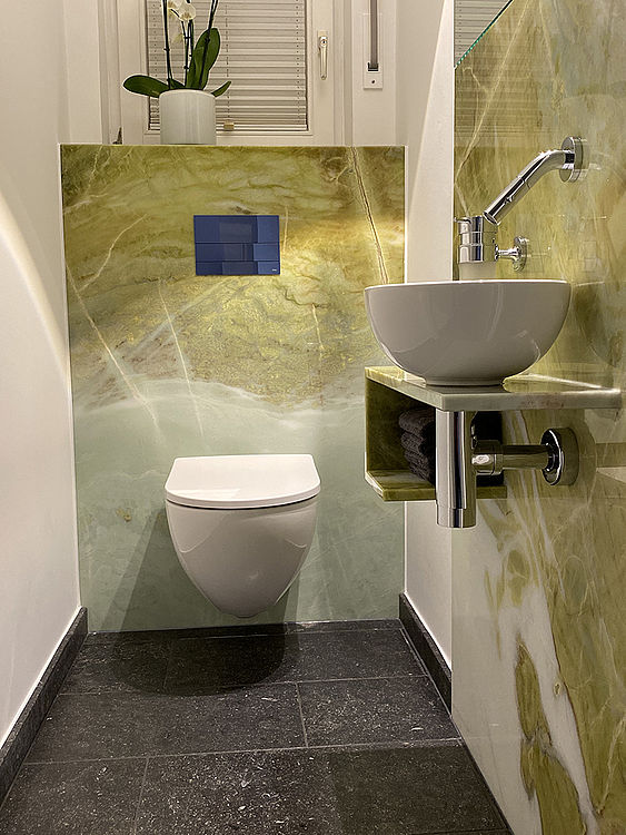 Green Abbey / Belgisch Granit Badezimmer — Seitenansicht