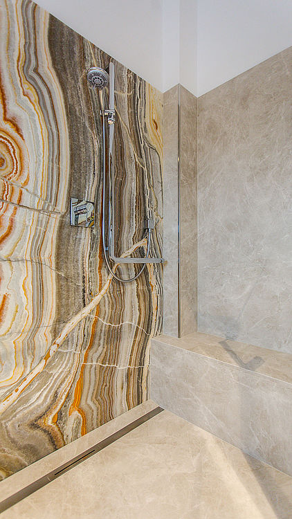 Onyx Starlicia / Diamond Cream Badezimmer — Perspektive