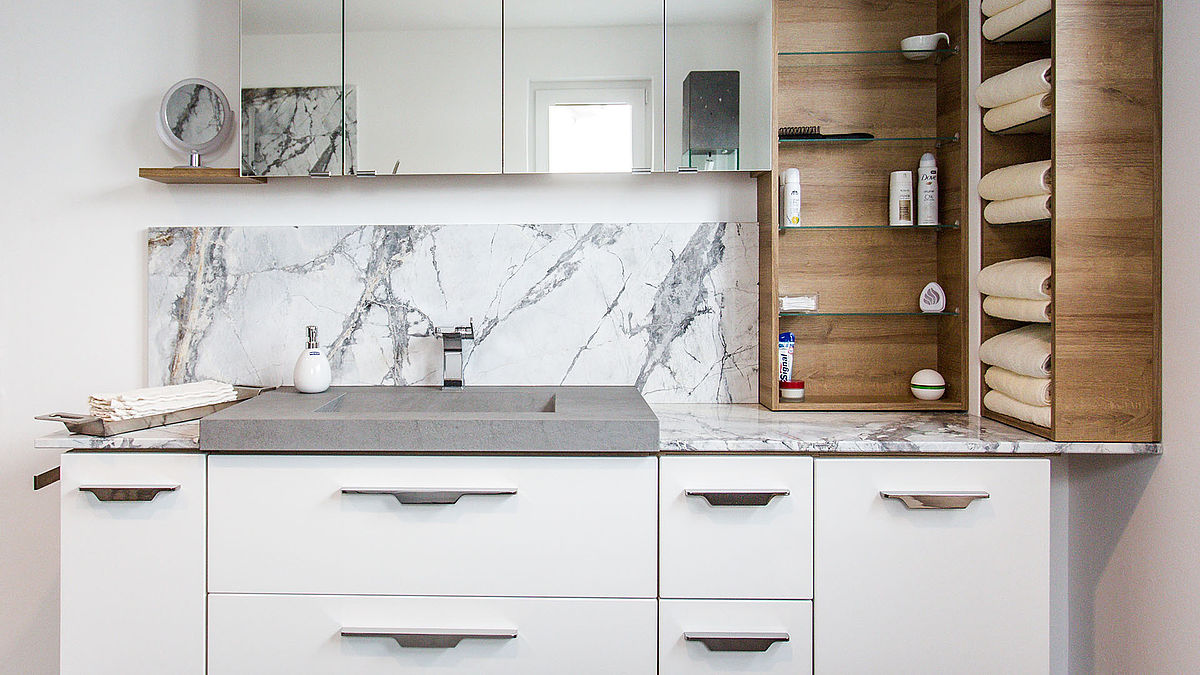 Pietra di Savoia Grigia / Illusion Badezimmer — Seitenansicht