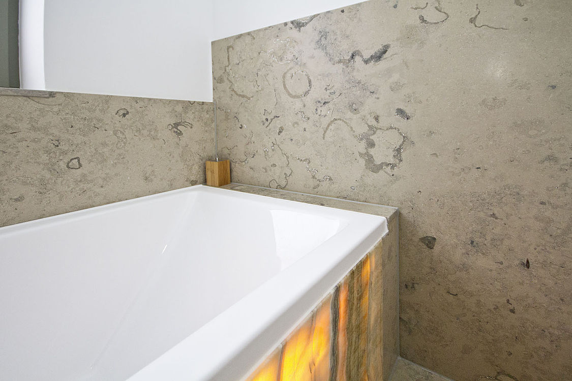 Onyx Fantastico / Jura grau Badezimmer — Seitenansicht