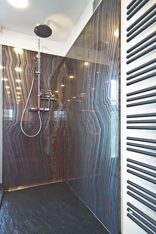 Porto Schiefer / Iron Red Badezimmer — Perspektive