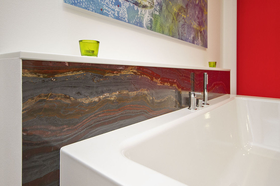 Porto Schiefer / Iron Red Badezimmer — Nahaufnahme