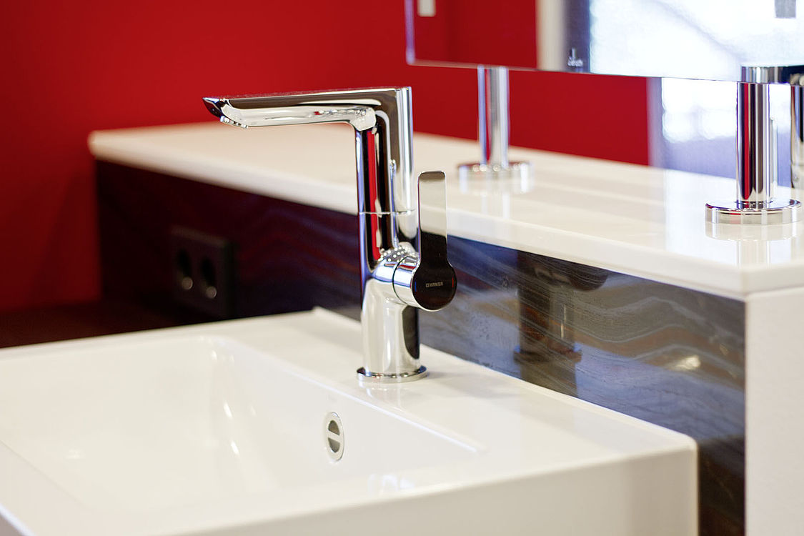 Porto Schiefer / Iron Red Badezimmer — Seitenansicht