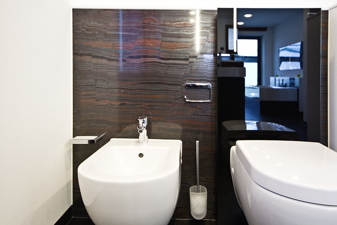 Porto Schiefer / Iron Red Badezimmer — Raumansicht