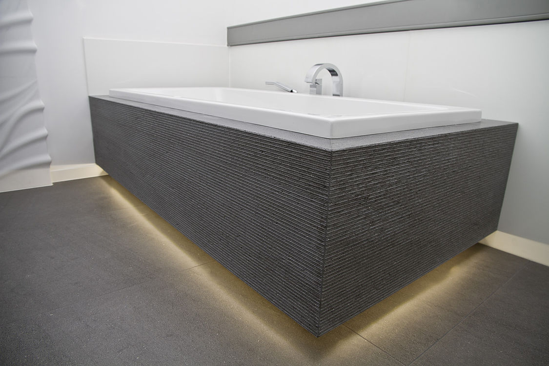 Caesarstone 1141 Perfect White / Basaltina Badezimmer — Perspektive