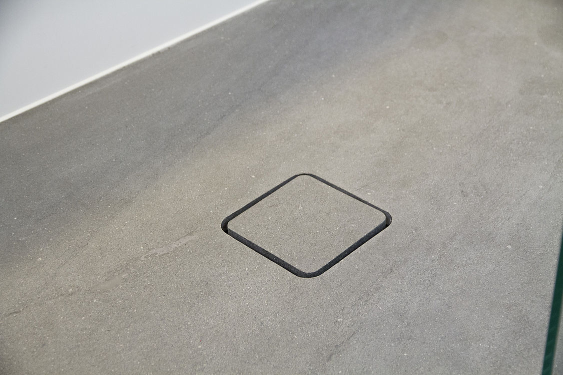 Caesarstone 1141 Perfect White / Basaltina Badezimmer — Seitenansicht