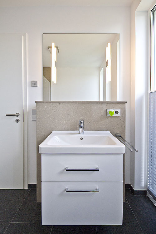 Caesarstone 4230 Shitake / Impala Scuro Badezimmer — Nahaufnahme