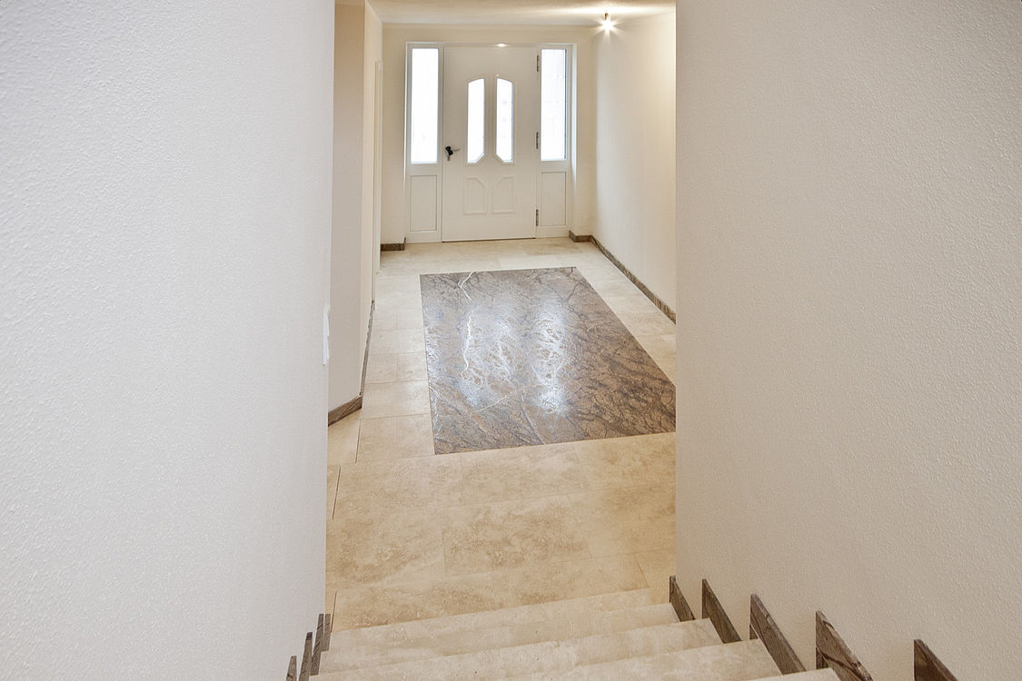 Rainforest Brown / Travertin Bodengestaltung — Detail