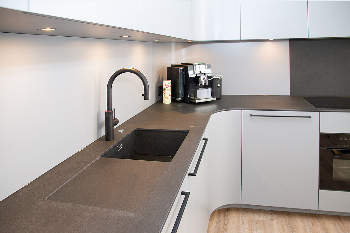 Laminam Calce Nero Küche — Seitenansicht