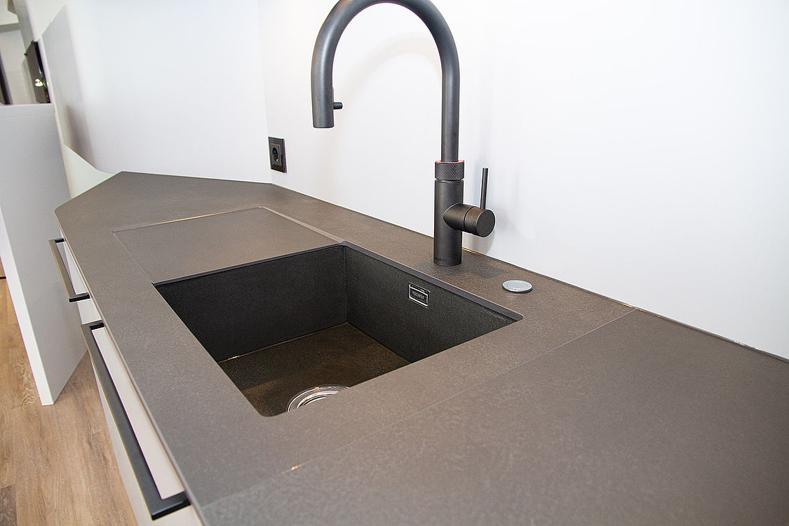 Laminam Calce Nero Küche — Raumansicht