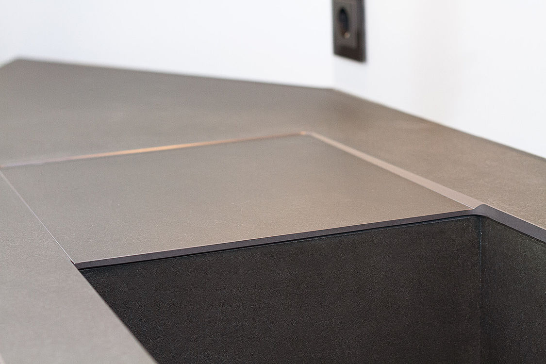 Laminam Calce Nero Küche — Materialdetail