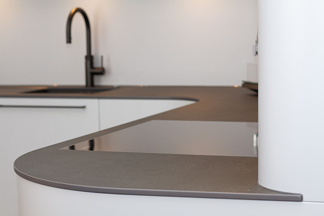 Laminam Calce Nero Küche — Frontansicht