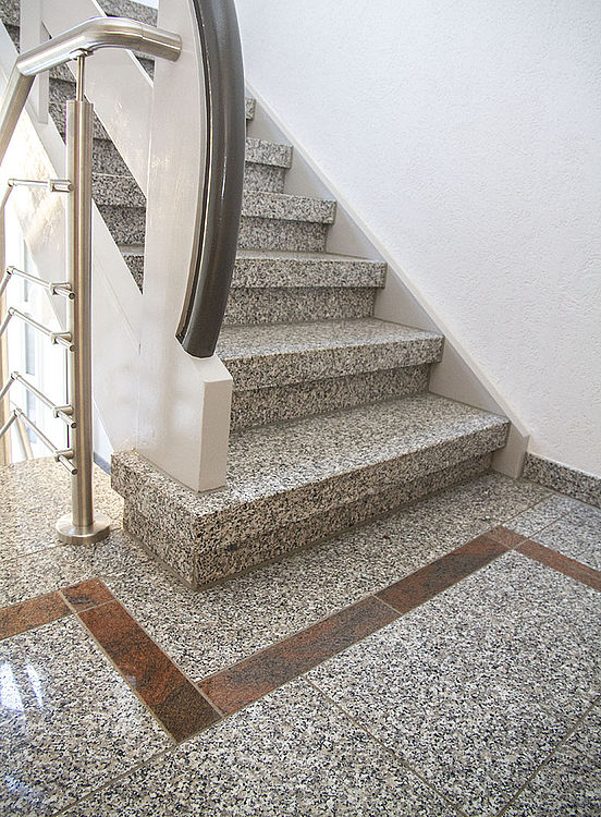 Rosa Beta / Multicolor Rot Treppenanlage — Detail