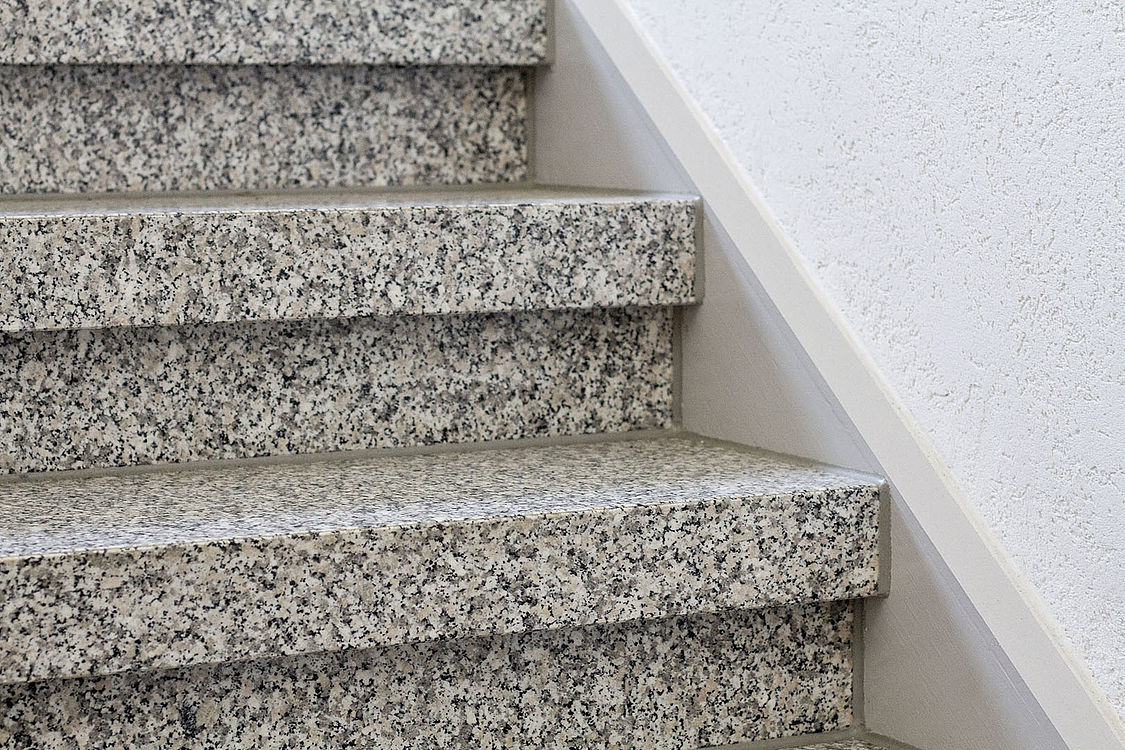 Rosa Beta / Multicolor Rot Treppenanlage — Nahaufnahme