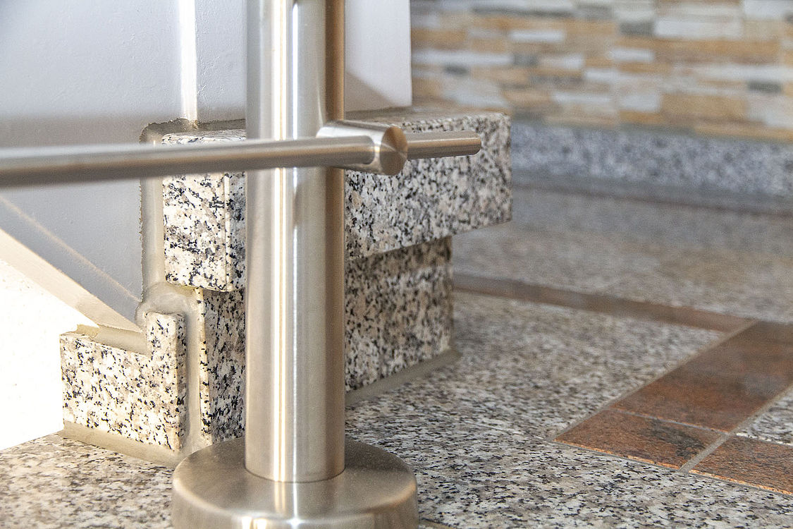 Rosa Beta / Multicolor Rot Treppenanlage — Seitenansicht