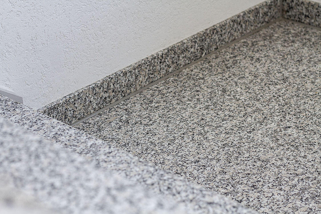 Rosa Beta / Multicolor Rot Treppenanlage — Raumansicht