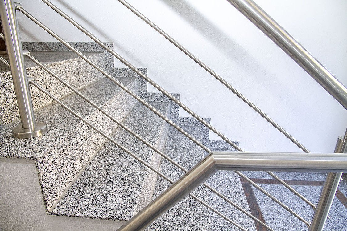 Rosa Beta / Multicolor Rot Treppenanlage — Materialdetail