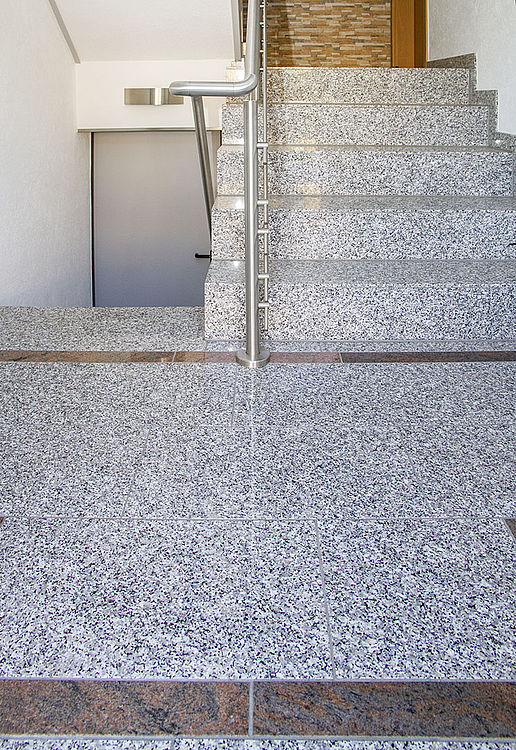 Rosa Beta / Multicolor Rot Treppenanlage — Einbausituation