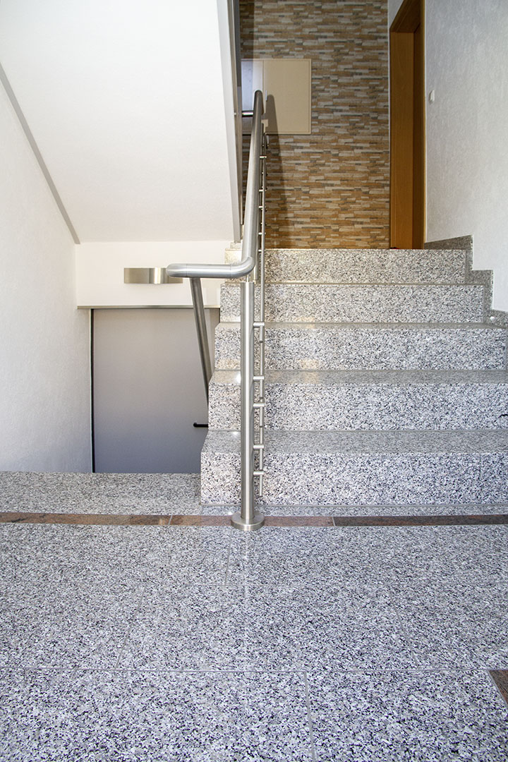 Rosa Beta / Multicolor Rot Treppenanlage — Frontansicht