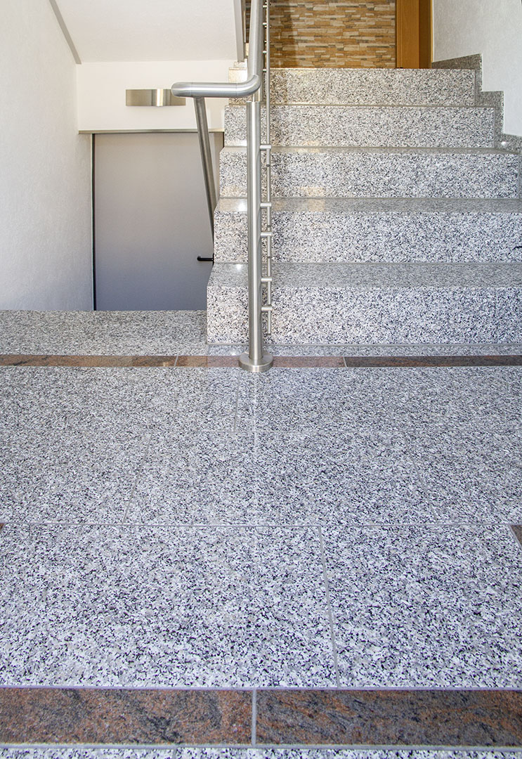 Rosa Beta / Multicolor Rot Treppenanlage — Ambiente