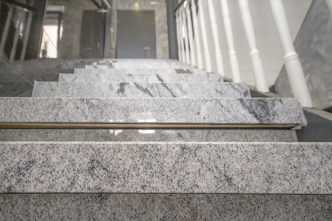 Viscont White / Devil Black Treppenanlage — Detail