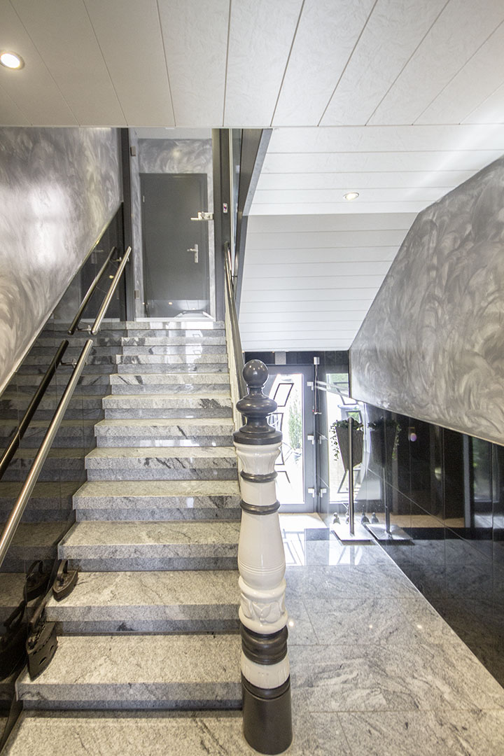 Viscont White / Devil Black Treppenanlage — Nahaufnahme