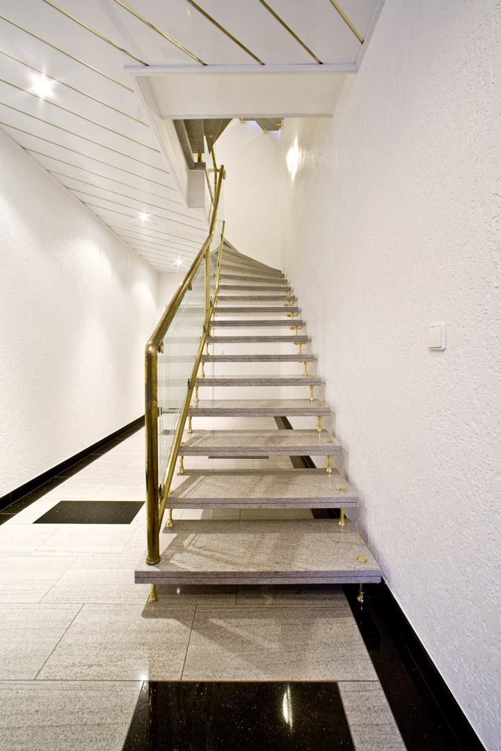 Imperial White Treppenanlage — Seitenansicht